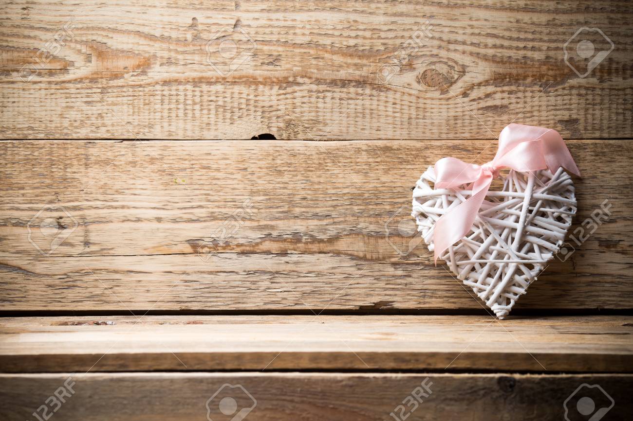 Weiss Herz Aus Holz Und Holz Hintergrund Lizenzfreie Fotos Bilder Und Stock Fotografie Image 23775528