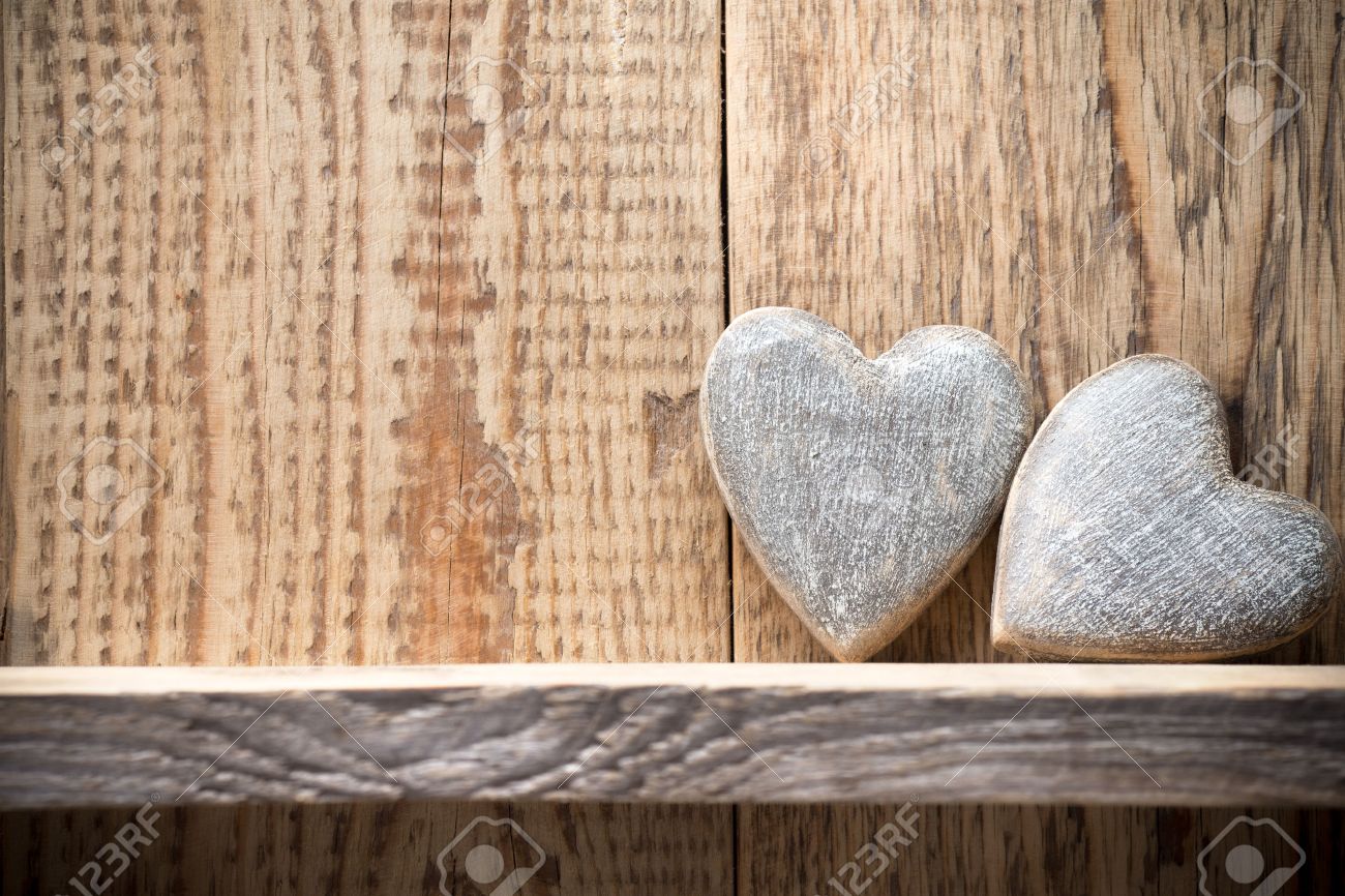 Herz Auf Einem Holzernen Regal Holzwand Studio Fotografie Lizenzfreie Fotos Bilder Und Stock Fotografie Image 29525781