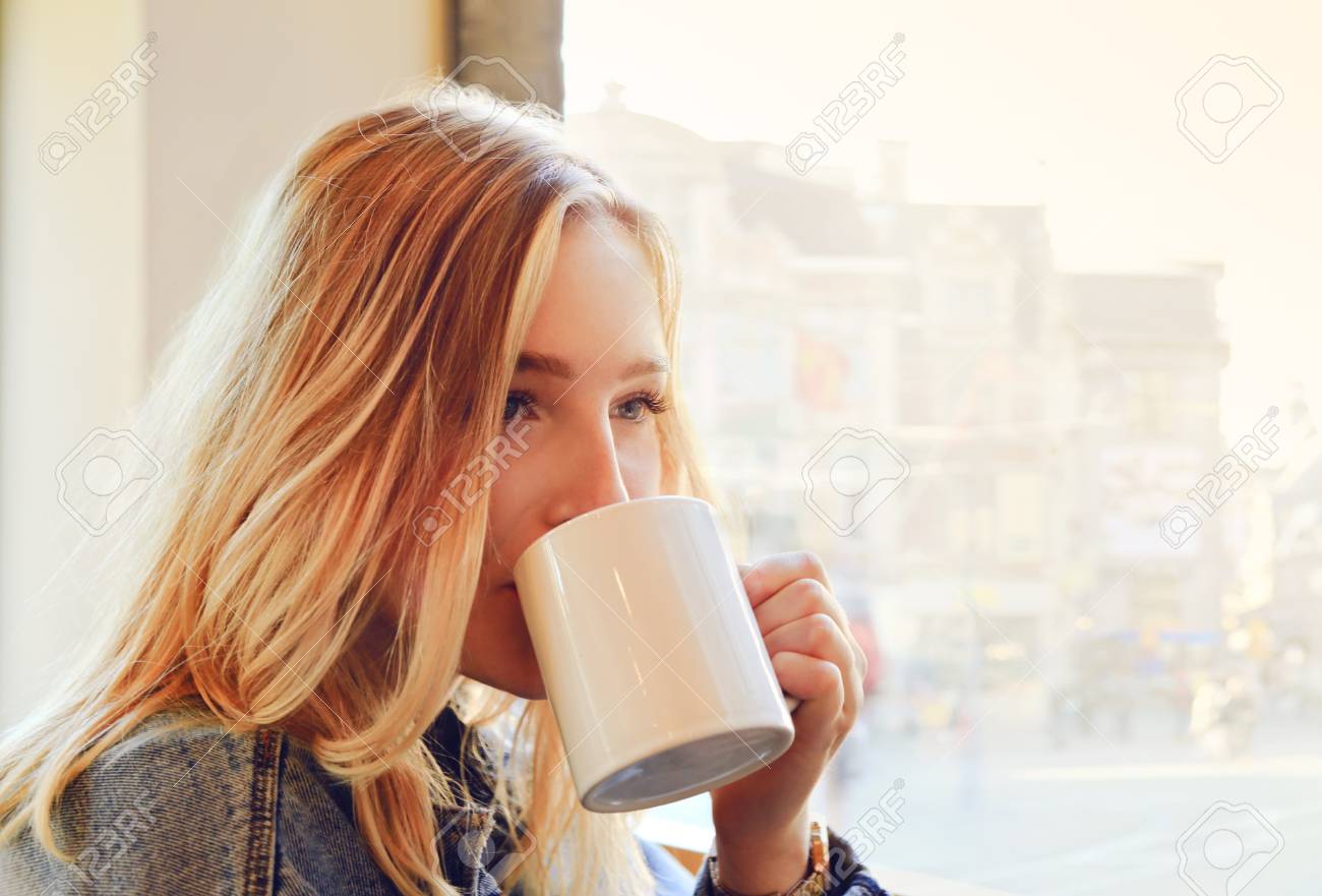 一杯のコーヒーを飲む女の子 の写真素材 画像素材 Image