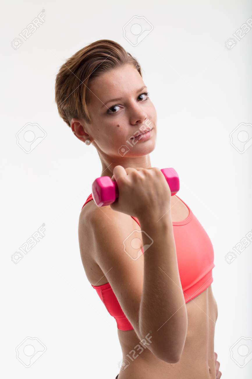young woman weightlifting to train her body daily after running daily weight lifting