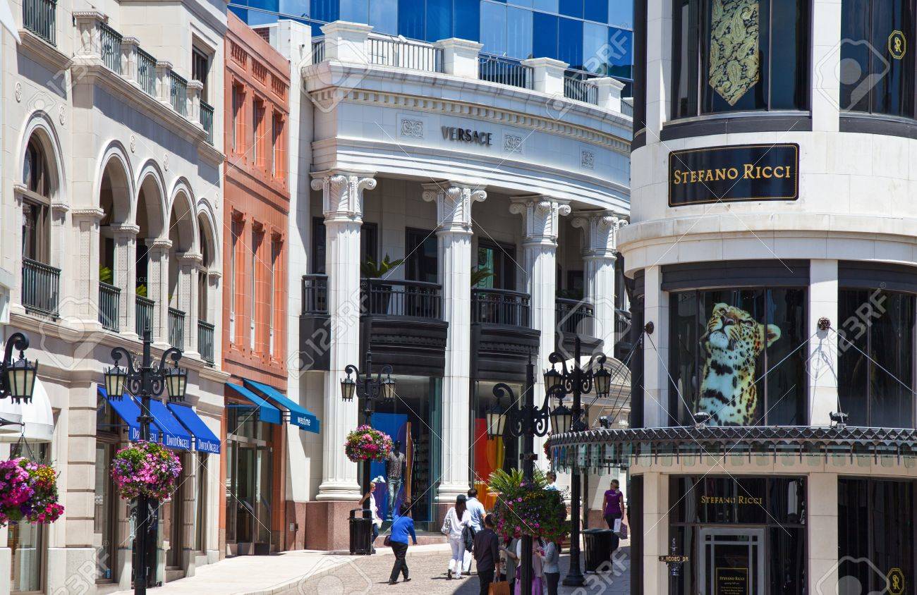 有名なロデオ ドライブのショッピング街の間ロサンゼルス アメリカ 11 年 5 月 31 日 人 の写真素材 画像素材 Image