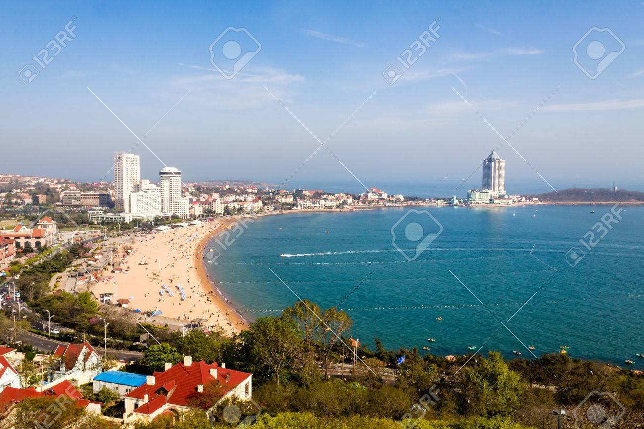 中国の海水浴場 春、青島、山東省、中国でシャオ Yu シャン公園からビーチ N1 を入浴のビューの写真素材・画像素材 Image 84313099