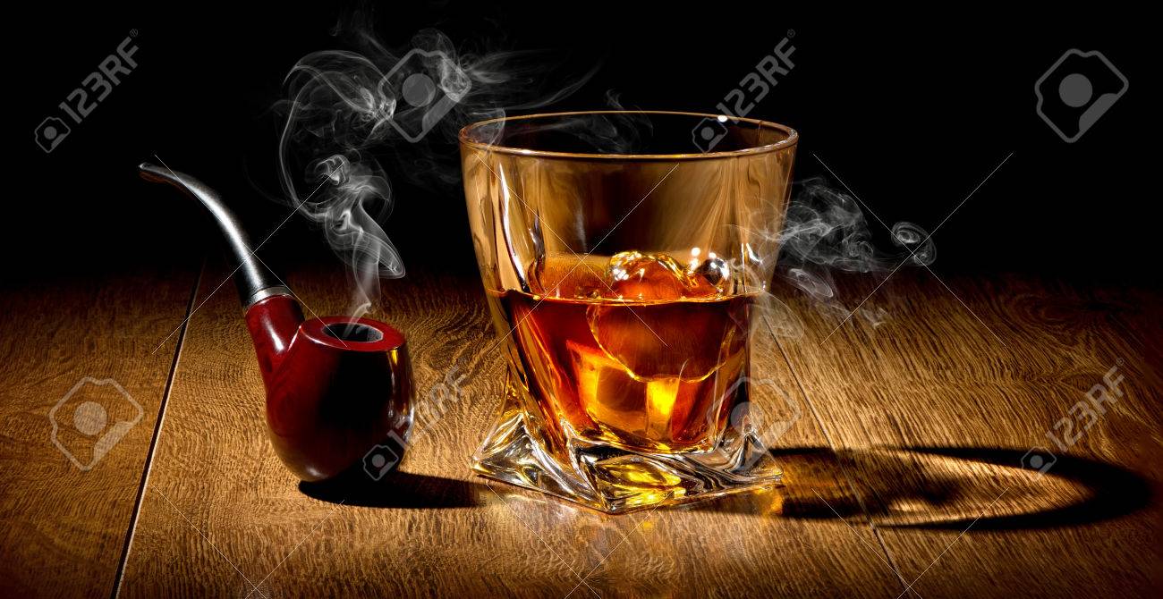 タバコのパイプと木製のテーブル ウイスキー の写真素材 画像素材 Image