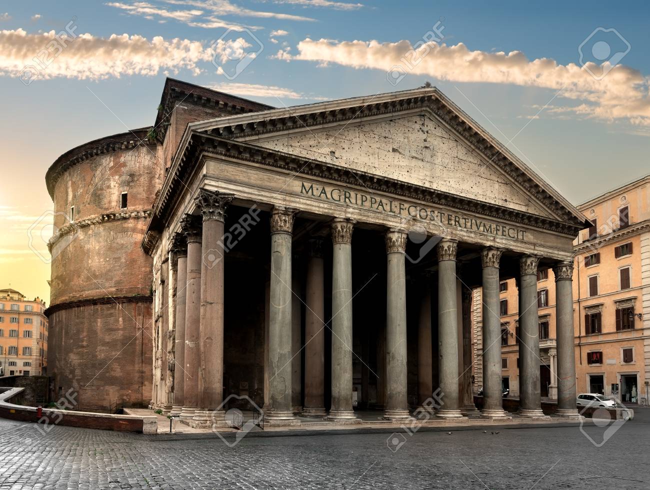 古代ローマのパンテオンにイタリア曇り日の出 の写真素材 画像素材 Image