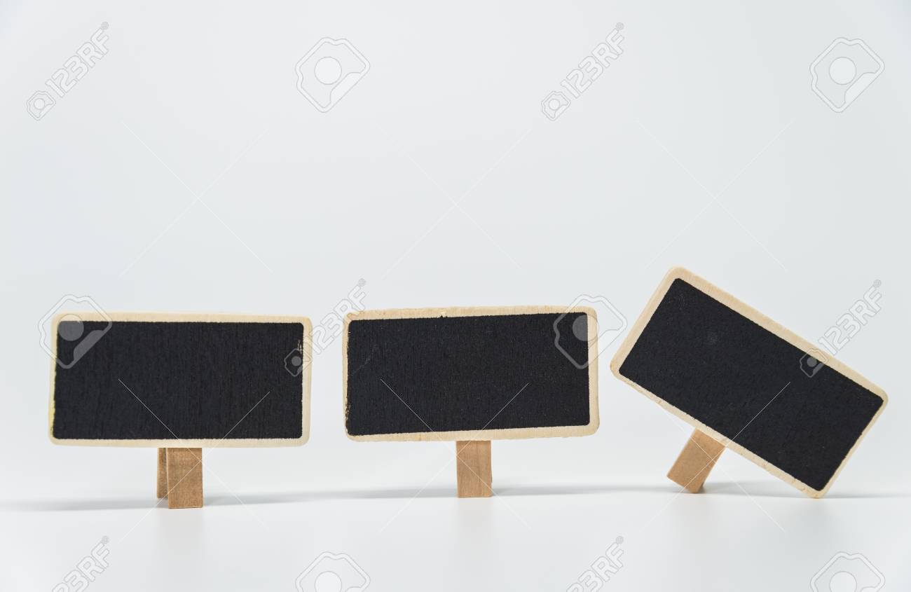 Drei Kleine Schwarze Tafel Mit Weissem Hintergrund Und Selektiven Fokus Lizenzfreie Fotos Bilder Und Stock Fotografie Image