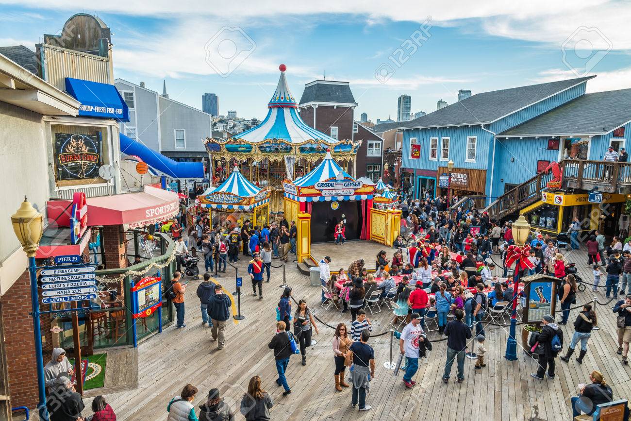 サンフランシスコのサンフランシスコ アメリカ合衆国 15 年 11 月 21 日 ピア 39 です ピア 39 は ショッピング センター 人気の観光スポット カリフォルニア州サンフランシスコの桟橋上に構築されました の写真素材 画像素材 Image
