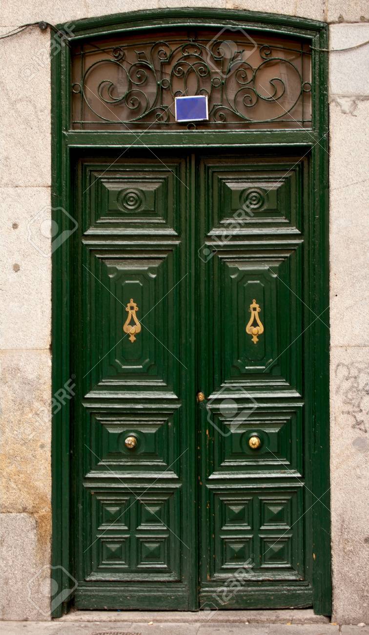 マドリード、スペインの家の古い緑の木製玄関ドアの写真素材・画像素材