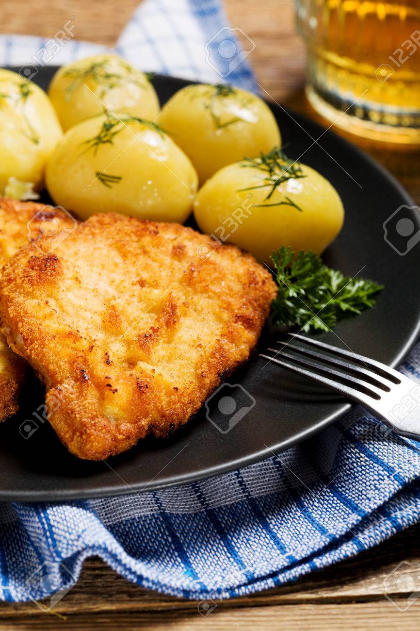 ゆでたジャガイモとキャベツを添えてパン粉揚げポーク チョップ 伝統的なポーランド料理 の写真素材 画像素材 Image