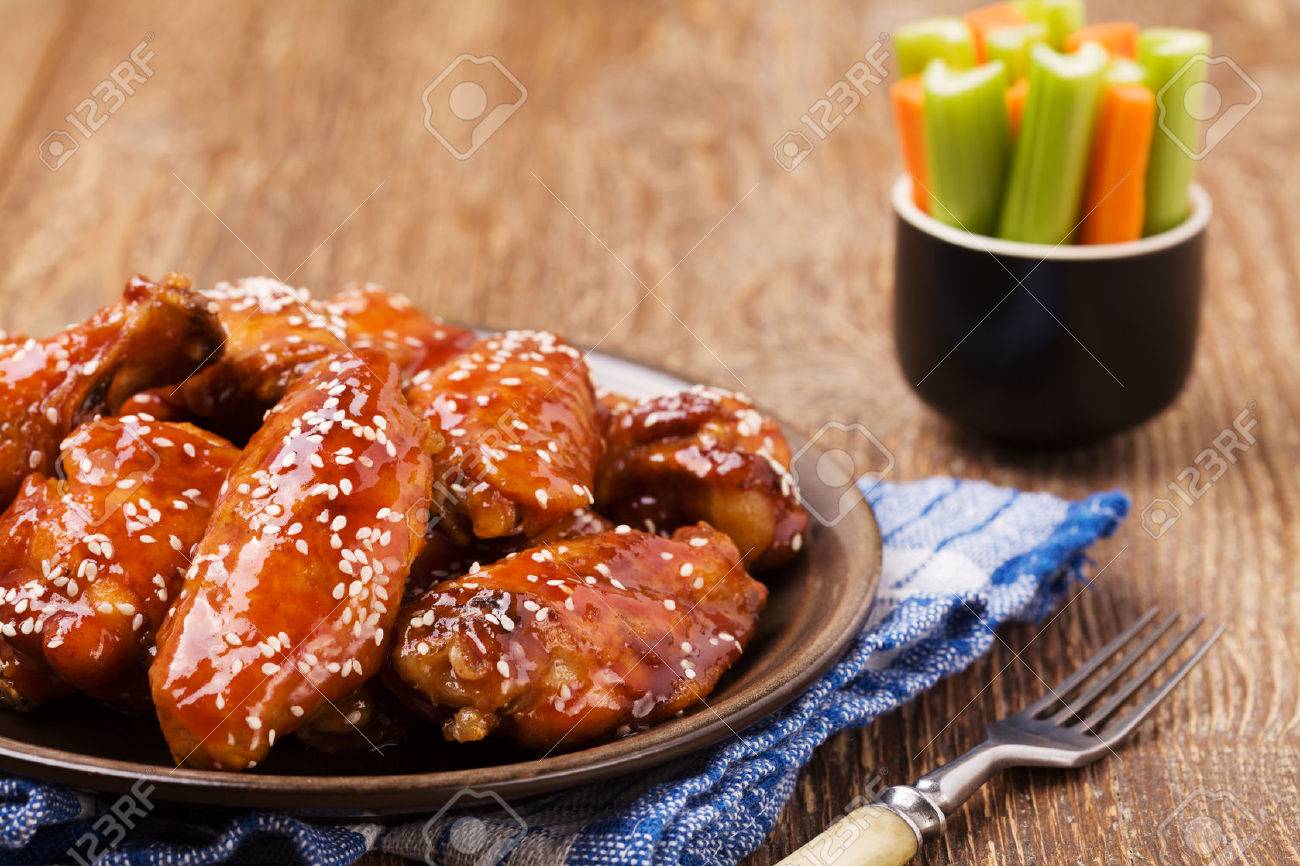Gebackene Huhnerflugel In Honigsauce Mit Sesam Bestreut Lizenzfreie Fotos Bilder Und Stock Fotografie Image 46276906