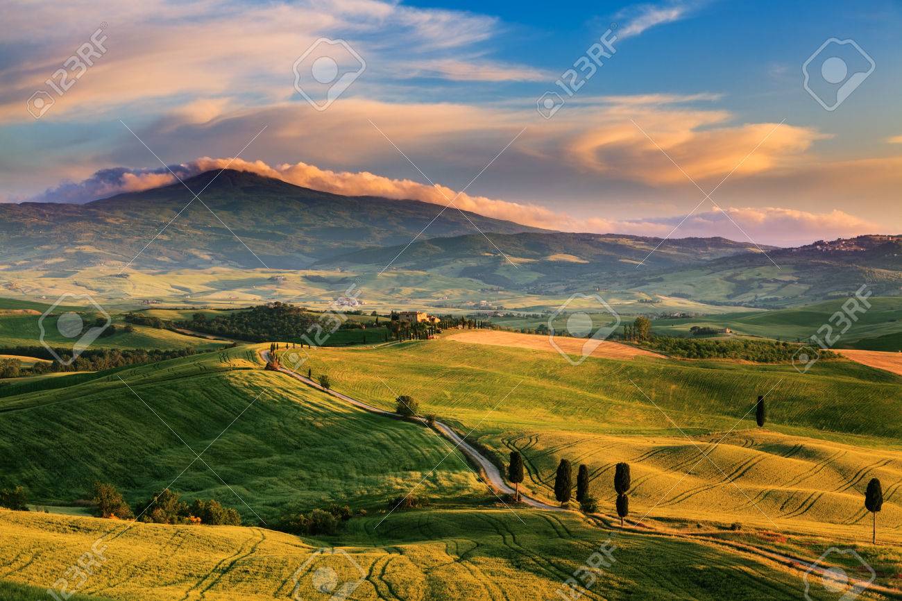 イタリア トスカーナの緑の春の風景の美しいと奇跡的な色 の写真素材 画像素材 Image
