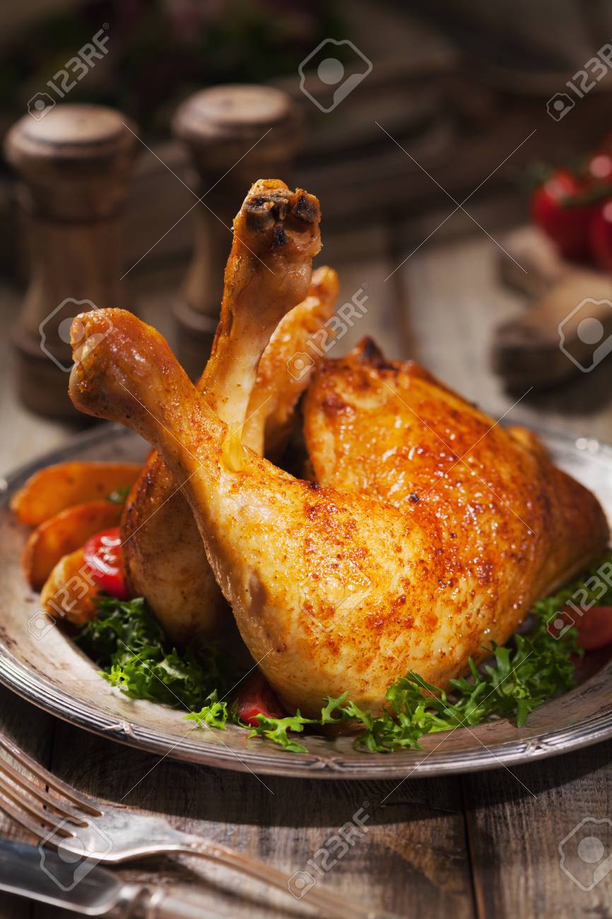 Cuisse De Poulet Roti Servi Avec Des Pommes De Terre Et Des