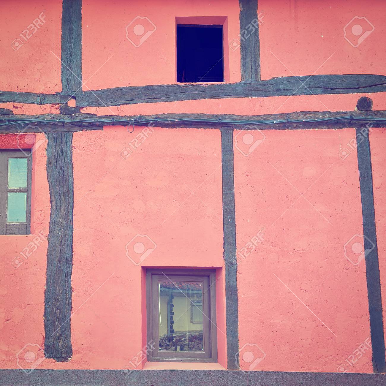 木製の梁とスペイン語家のピンクの壁 の写真素材 画像素材 Image