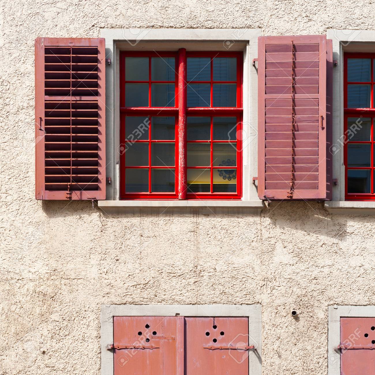 石造りの家 スイスのファサードの窓 の写真素材 画像素材 Image