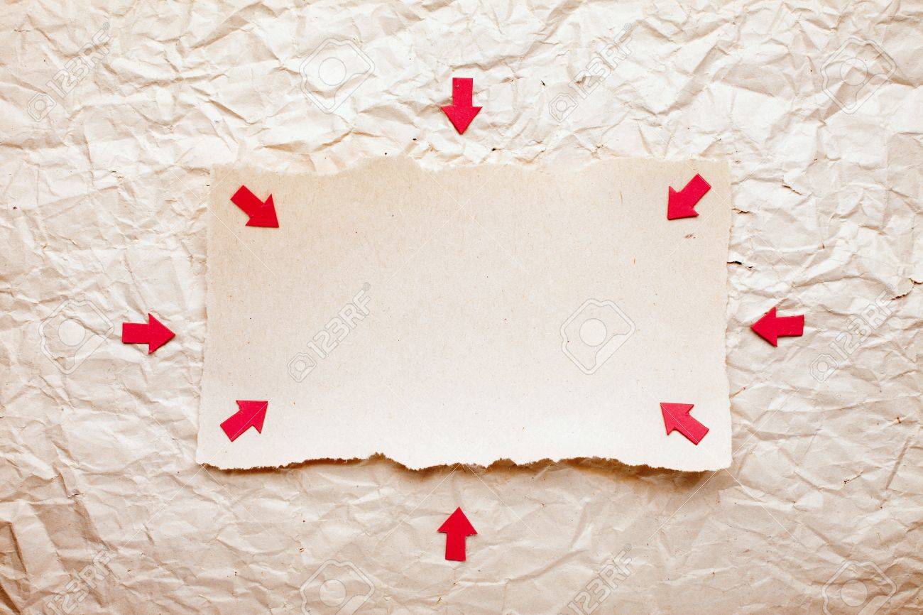 Pièce De Papier Déchiré Par Des Flèches Rouges Sur Fond Vieux ...