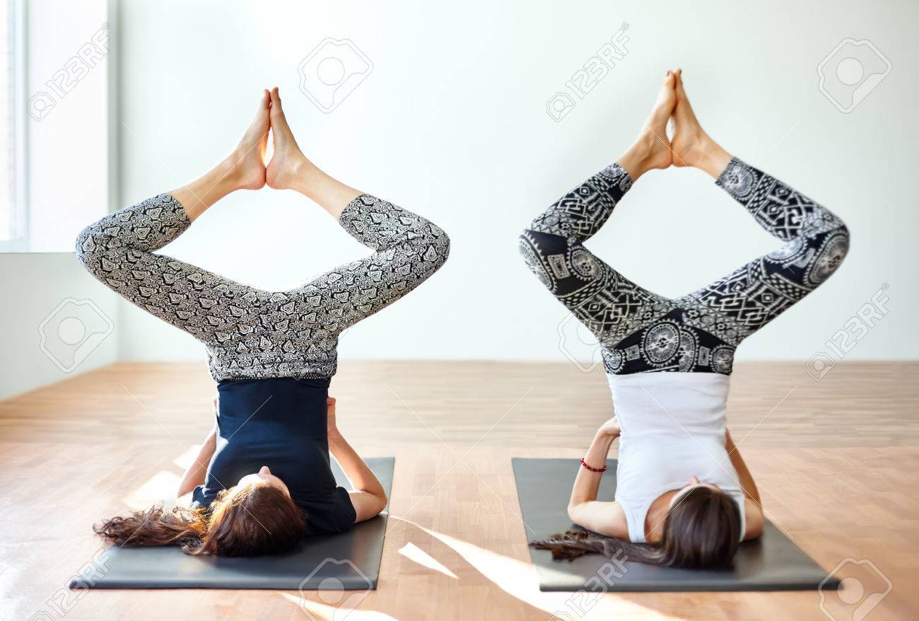 ヨガのアサナを行う 2 人の若い女性はバインド アングル肩立ちのポーズです Sarvangasana の Baddha Konasana の写真素材 画像素材 Image ヨガのアサナを行う 2 人の若い女性はバインド アングル肩立ちのポーズです Sarvangasana の Baddha Konasana の写真素材 画像素材 Image