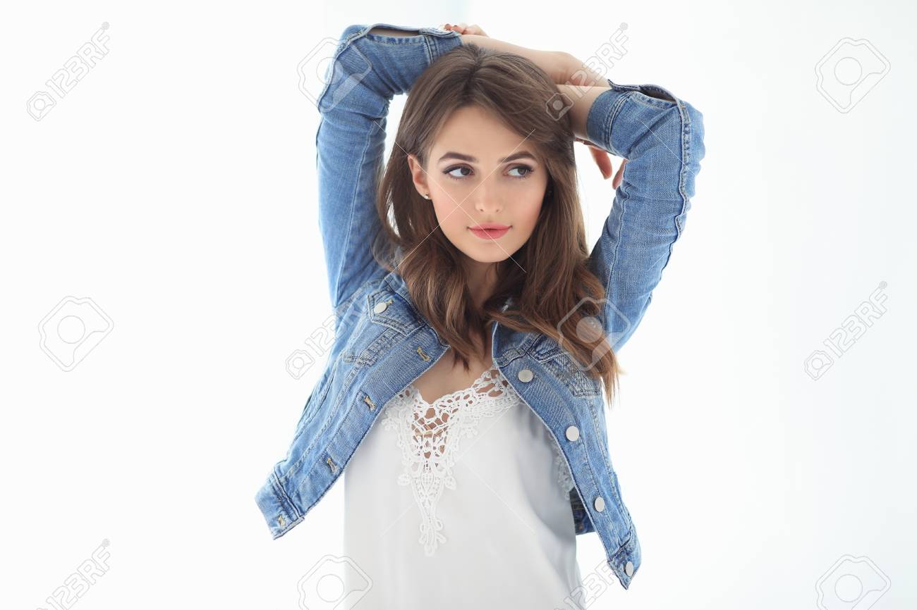 若い美しい女性が白い背景にポーズします ファッション ポートレート の写真素材 画像素材 Image