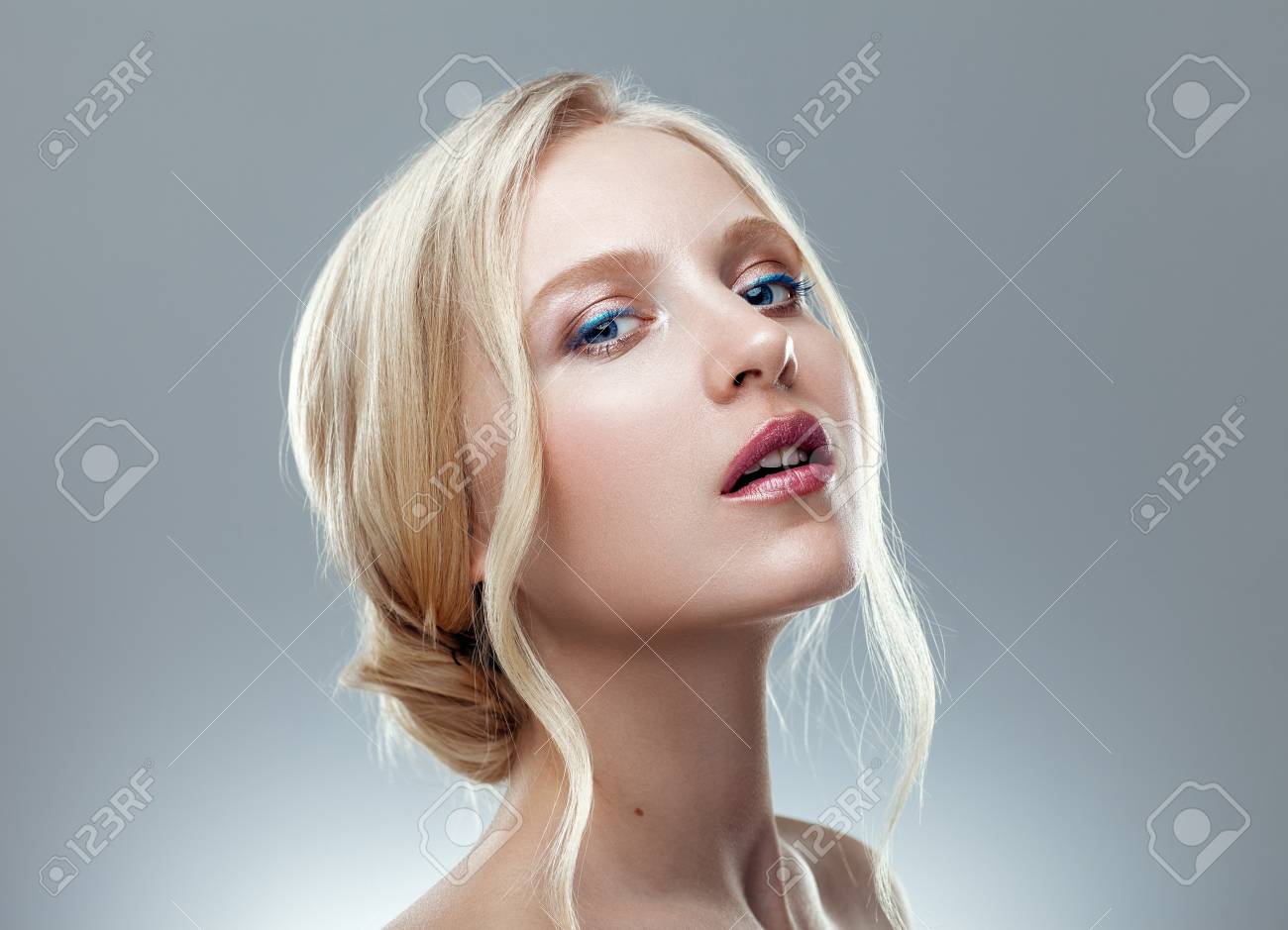灰色の背景に北欧の自然なブロンドの女性の肖像画を間近の美しさ の写真素材 画像素材 Image 灰色の背景に北欧の自然なブロンドの女性の肖像画を間近の美しさ の写真素材 画像素材 Image