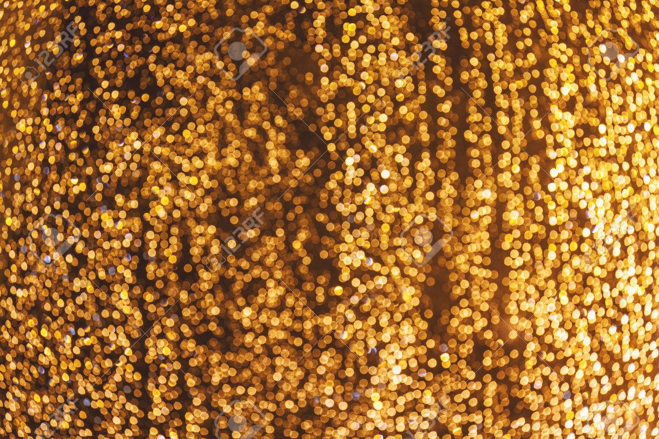 高級黄金の雨のボケ ストリームと背景がぼやけてください の写真素材 画像素材 Image