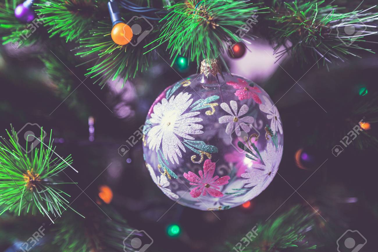かわいいクリスマス グッズ ガラス鉢緑のクリスマスの木の枝にぶら下がっている塗られた花 の写真素材 画像素材 Image