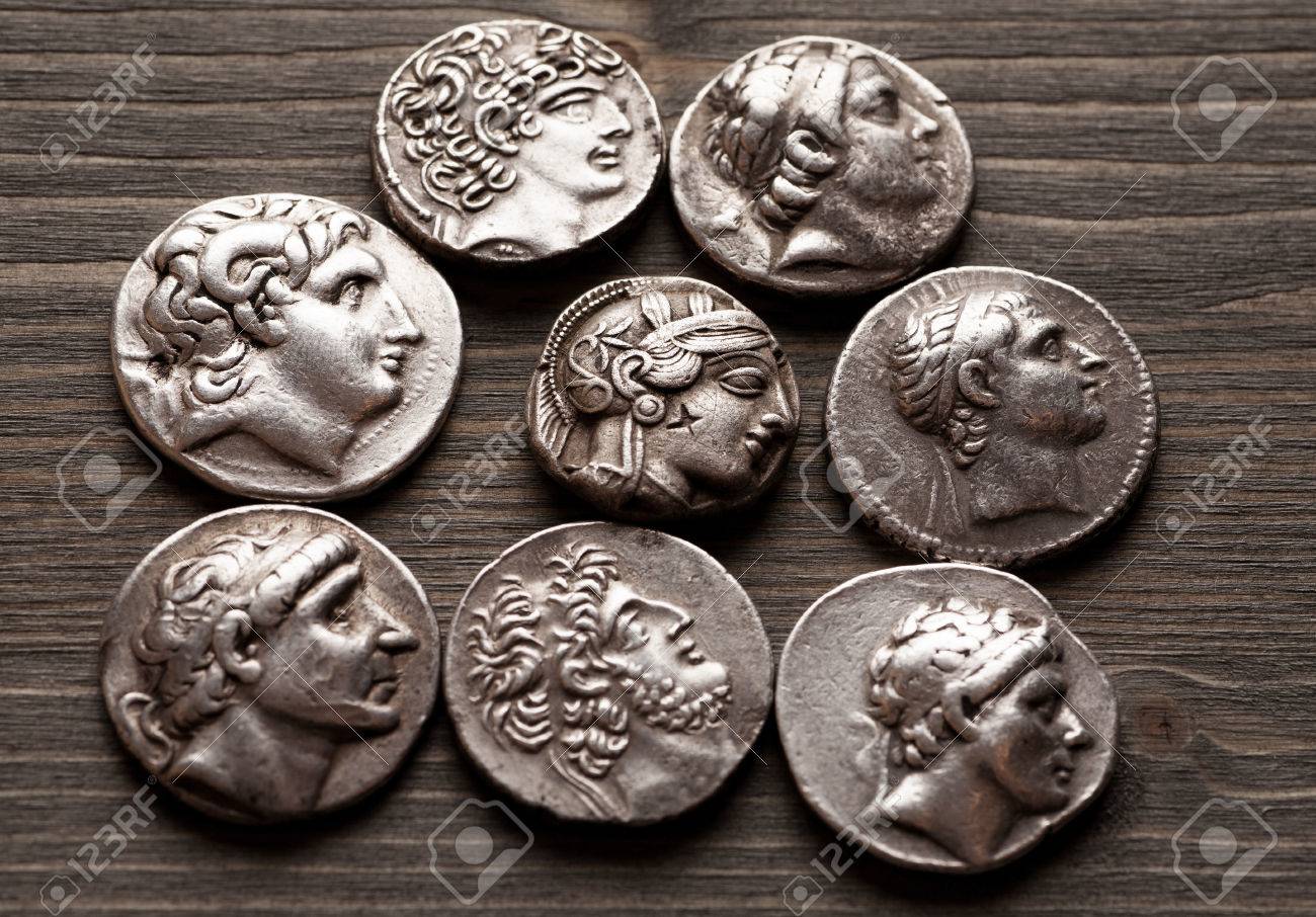 木製のテーブル、選択と集中に古代ギリシャ コインの写真素材・画像素材 Image 64385313