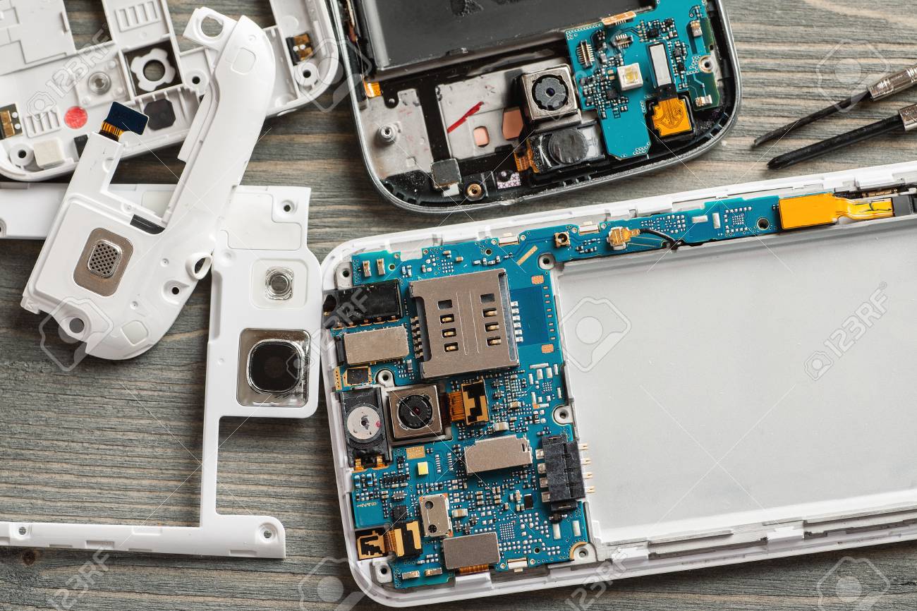 木製のテーブル 選択と集中で携帯電話の部品を分解 の写真素材 画像素材 Image 木製のテーブル 選択と集中で携帯電話の部品を分解 の写真素材 画像素材 Image