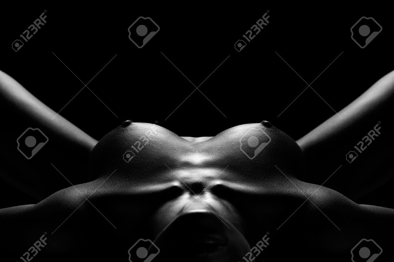 Chupito Simétrica Abstracta De Una Mujer Desnuda En Blanco Y Negro. Fotos,  retratos, imágenes y fotografía de archivo libres de derecho. Image 6826199