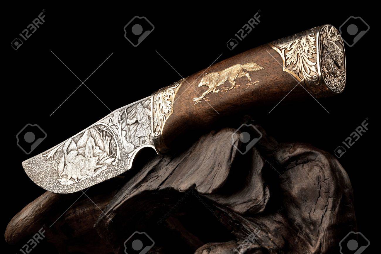 精巧な野生動物や観賞用の狩猟ナイフで装飾的なデザインの詳細 の写真素材 画像素材 Image