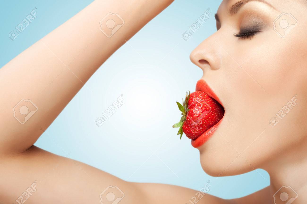 赤熟したイチゴをくわえて裸のセクシーな女性の肖像画 の写真素材 画像素材 Image 赤熟したイチゴをくわえて裸のセクシーな女性の肖像画 の写真素材 画像素材 Image
