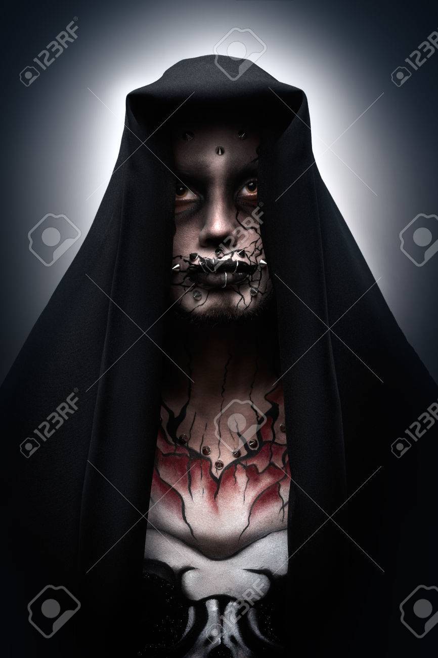 Ein Mann Mit Einer Kapuze In Eine Gruselige Halloween Kostum Von Einem Monch Mit Piercing Und Tattoo Darth Maul Bedeckt Lizenzfreie Fotos Bilder Und Stock Fotografie Image 2703