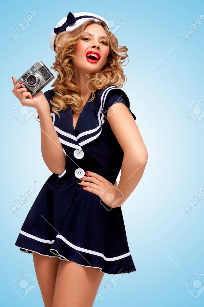 Retro Foto von einem glamourösen Pin up Seemann Mädchen mit einem alten Vintage