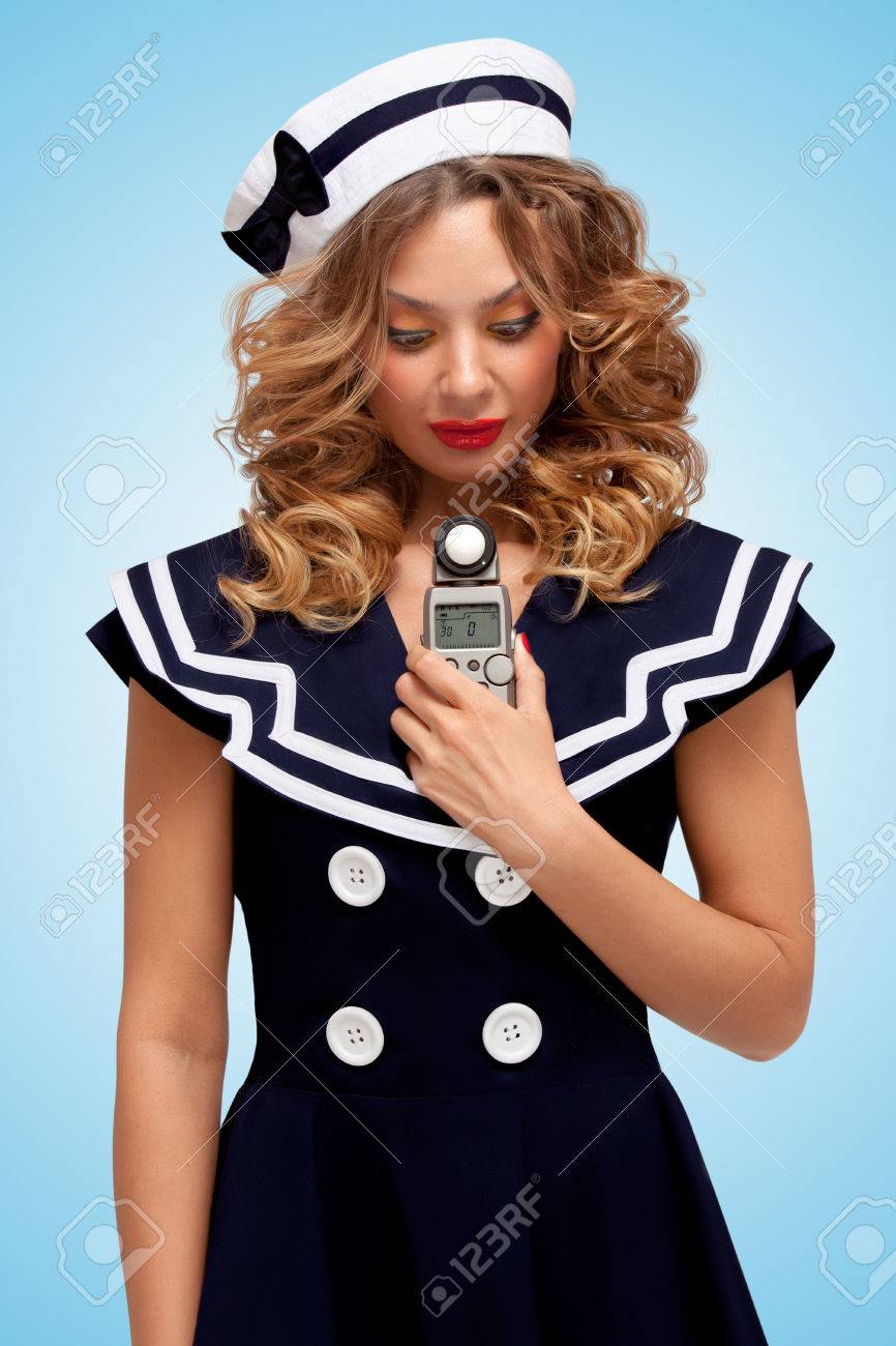 Retro Foto der eine glamouröse Pin up Mädchen das einen Matrosen alten