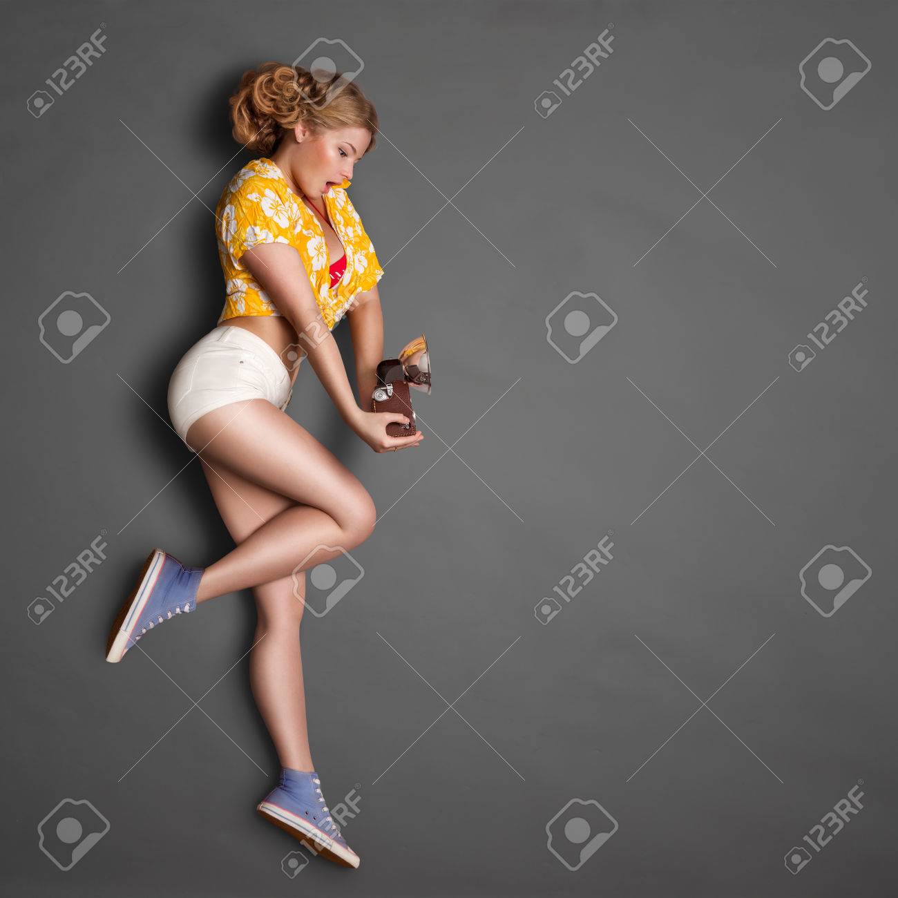 In voller Länge Profil eines schönen Pin up Mädchen halten einen alten Weinlesefotokamera