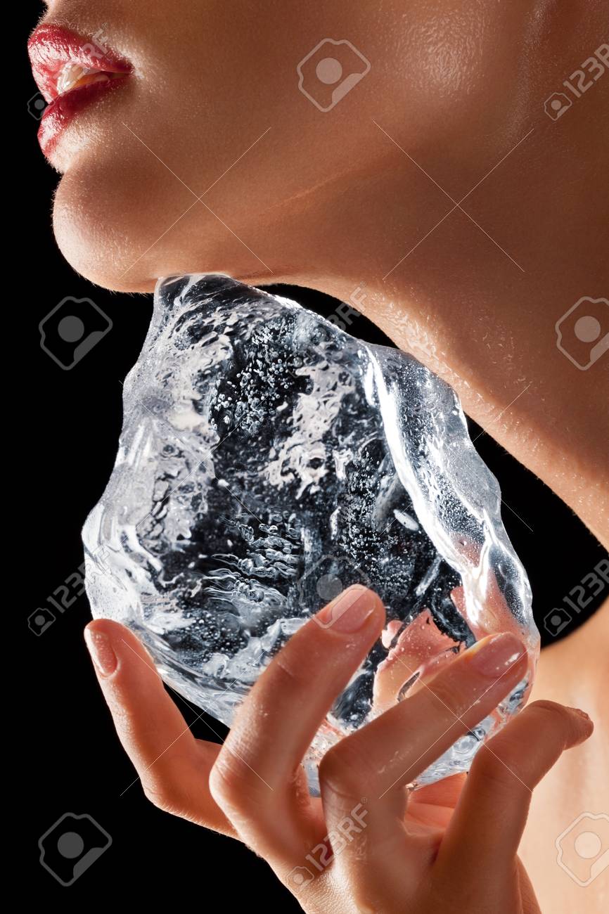 Unteres Gesicht Einer Frau Reibt Eiswurfel Auf Gesicht Lizenzfreie Fotos Bilder Und Stock Fotografie Image 77011657