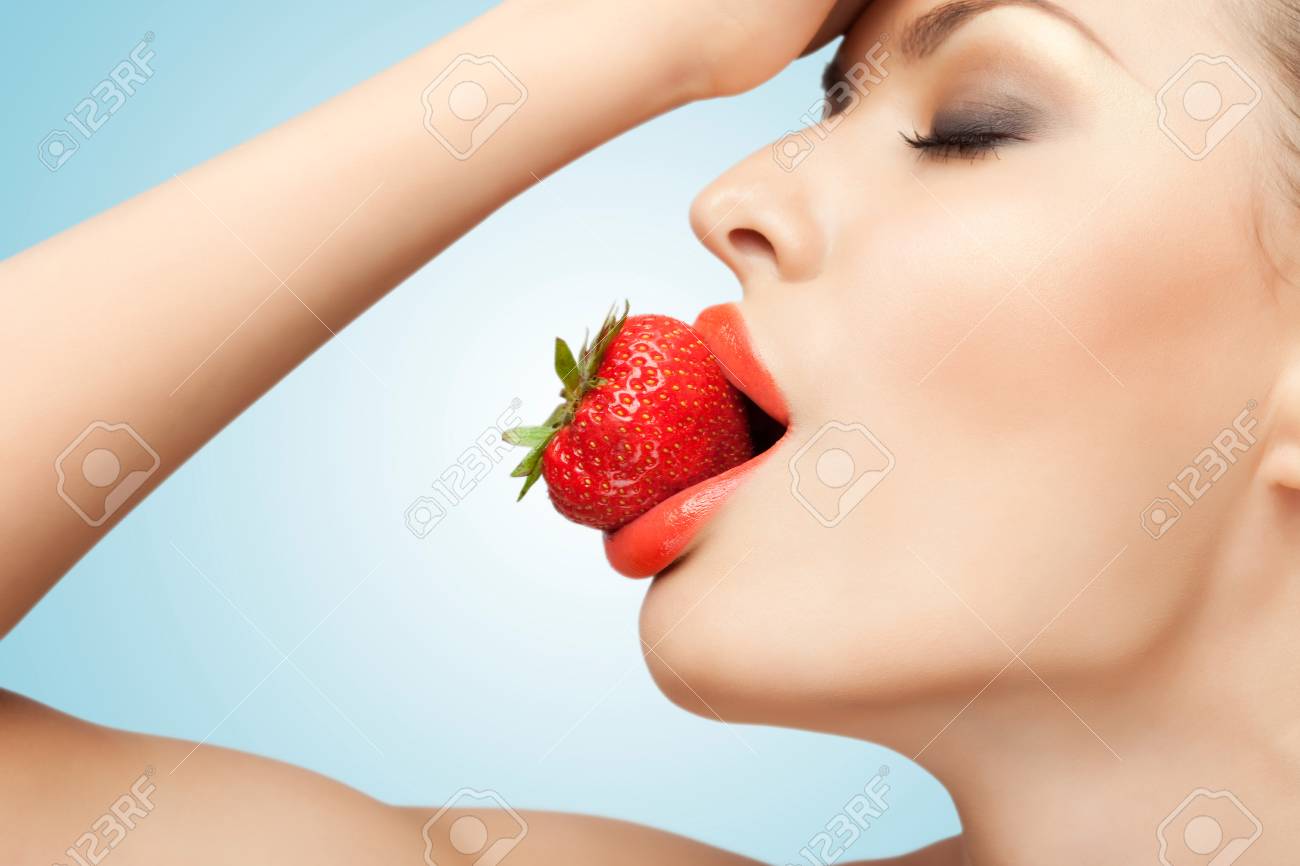 赤熟したイチゴをくわえて裸のセクシーな女性の肖像画 の写真素材 画像素材 Image 赤熟したイチゴをくわえて裸のセクシーな女性の肖像画 の写真素材 画像素材 Image