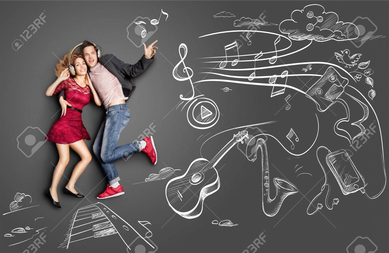 Concepto De Historia De Amor De San Valentín Feliz De Una Pareja Romántica Compartir Auriculares Y Escuchar La Música Contra Dibujos De Tiza De Fondo De Instrumentos Musicales Fotos Retratos Imágenes Y
