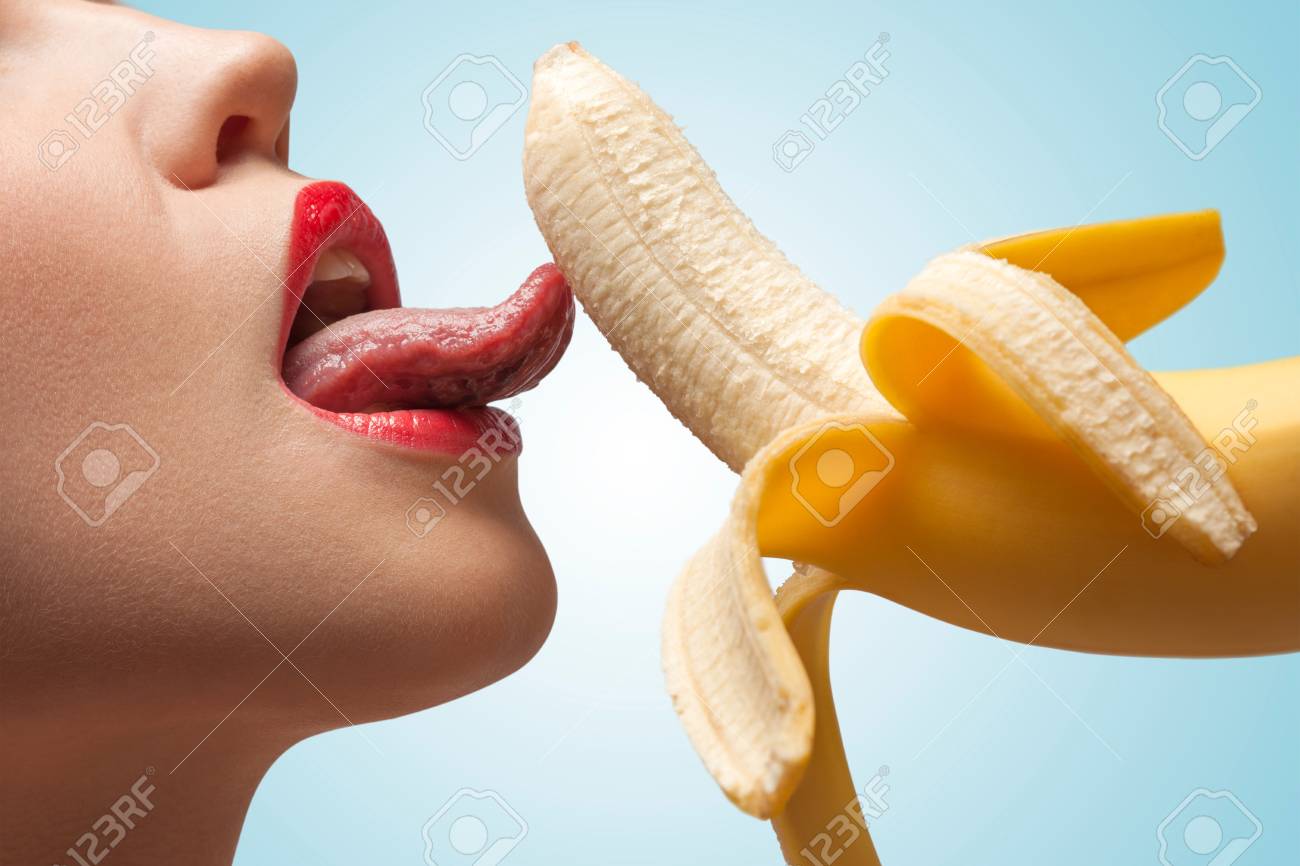 半分皮をむいた黄色のバナナを舐めている熱い女の子の顔。の写真素材・画像素材 Image 77063425