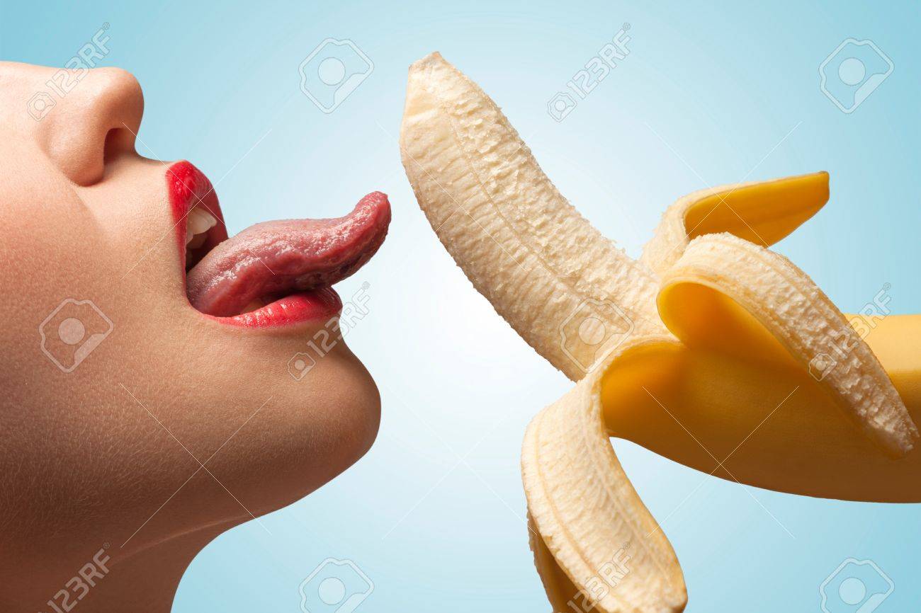 半分皮をむいた黄色のバナナを舐めている熱い女の子の顔。の写真素材・画像素材 Image 77063434