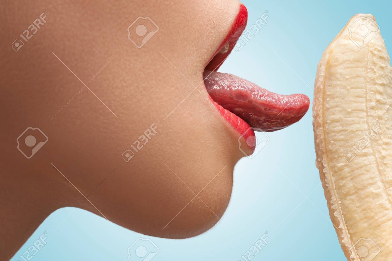 半分皮をむいた黄色のバナナを舐めている熱い女の子の顔。の写真素材・画像素材 Image 77057026