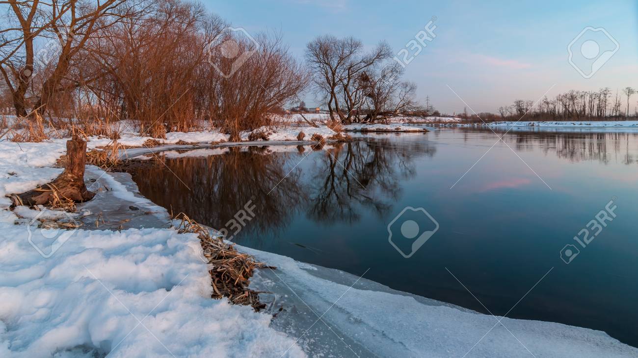 Belle Soiree Paysage D Hiver Fevrier Degel Cote De La Riviere Avec La Lisiere De Glace Et La Vegetation Sous La Neige Banque D Images Et Photos Libres De Droits Image