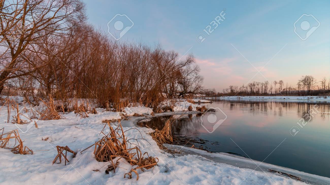 Beau Paysage D Hiver En Soiree Fevrier Degel Banlieue Cotiere Avec Bord De La Riviere Et La Vegetation Sous La Neige Banque D Images Et Photos Libres De Droits Image