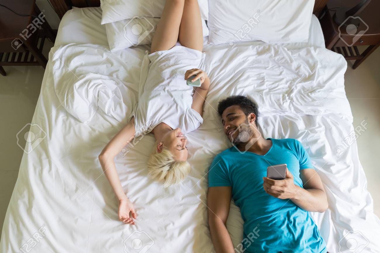 Jovem Casal Deitado Na Cama Feliz Sorriso Hispanico Homem E Mulher Quarto Hotel Quarto Interior Fotos Retratos Imagenes Y Fotografia De Archivo Libres De Derecho Image 72681975