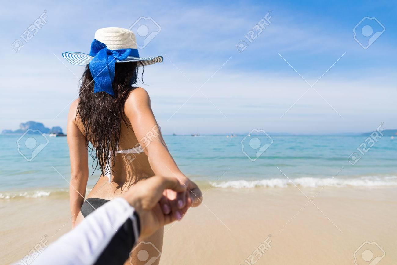Couple Sur La Plage Vacances D Ete Jeunes Adolescent Marcher Femme Tenir Homme Main Mer Ocean Vacances Voyage Banque D Images Et Photos Libres De Droits Image