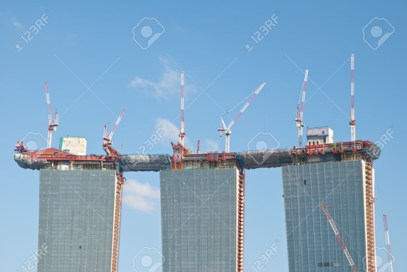 シンガポール 12 月 11 日 09 年 12 月 11 日に取られる建設中のマリーナ ベイ サンズ リゾートの正面 これはシンガポールのスカイラインと 世界の最初統合されたリゾート カジノやエンターテイメント施設の新しいアイコンです の写真素材 画像素材 Image