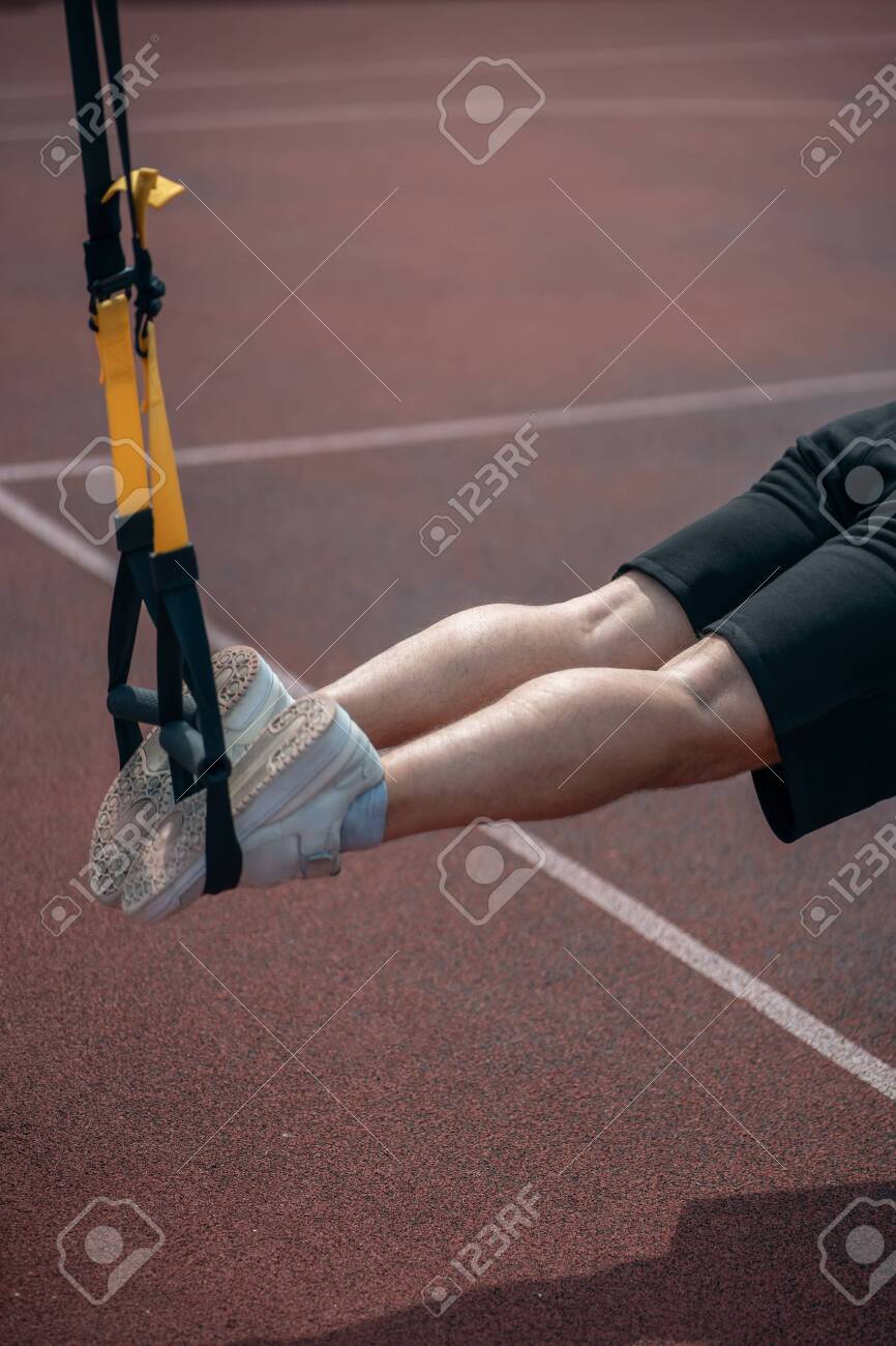 젊고 스포티한 운동선수나 보디빌더는 Trx 야외 운동을 합니다. 로열티 무료 사진, 그림, 이미지 그리고 스톡포토그래피. Image  150083100
