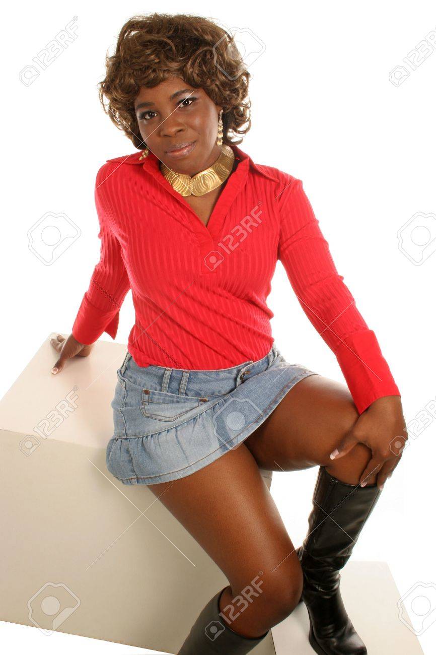 femme en jupe et bottes