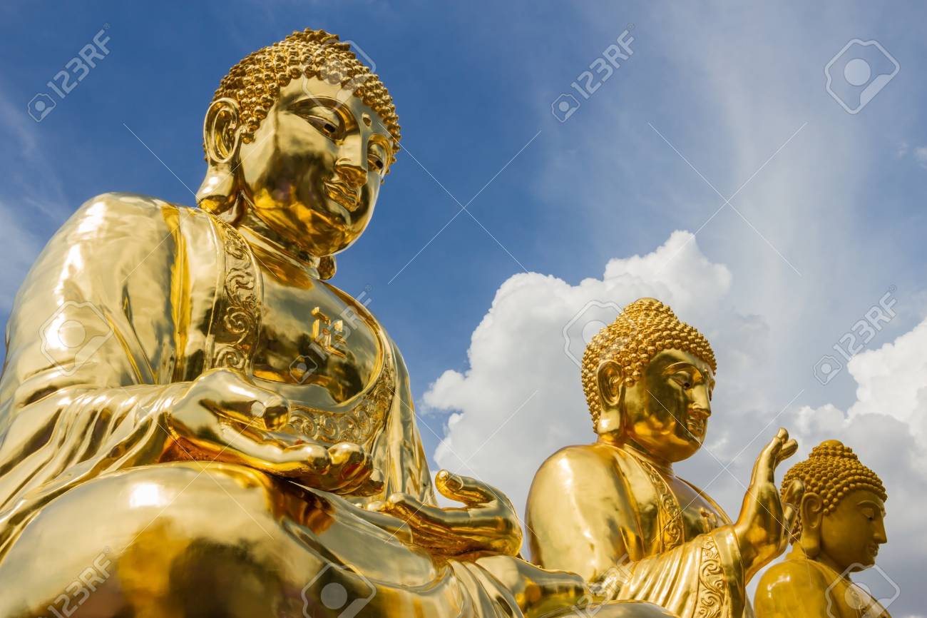 3 つの巨大な金の仏像。黄金の仏像は、タイ ・ バンコクのワット