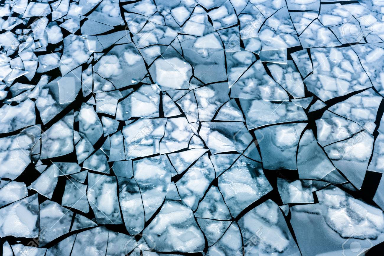川の表面にクラッシュ アイス 抽象的な背景 の写真素材 画像素材 Image