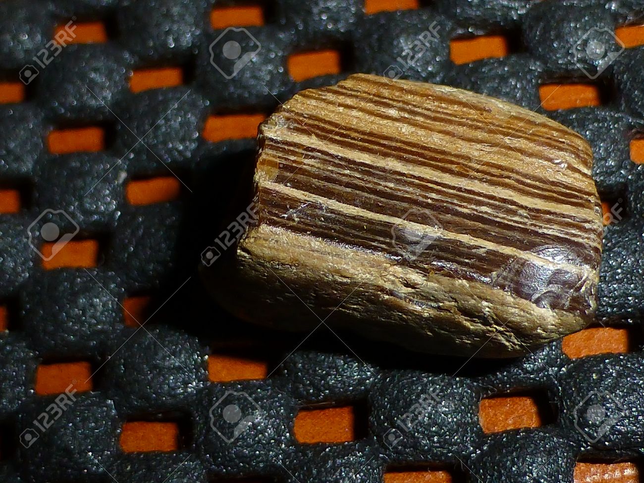 観賞用のストライプ模様の石材 アースクォーツ 乱形 – エクステリア