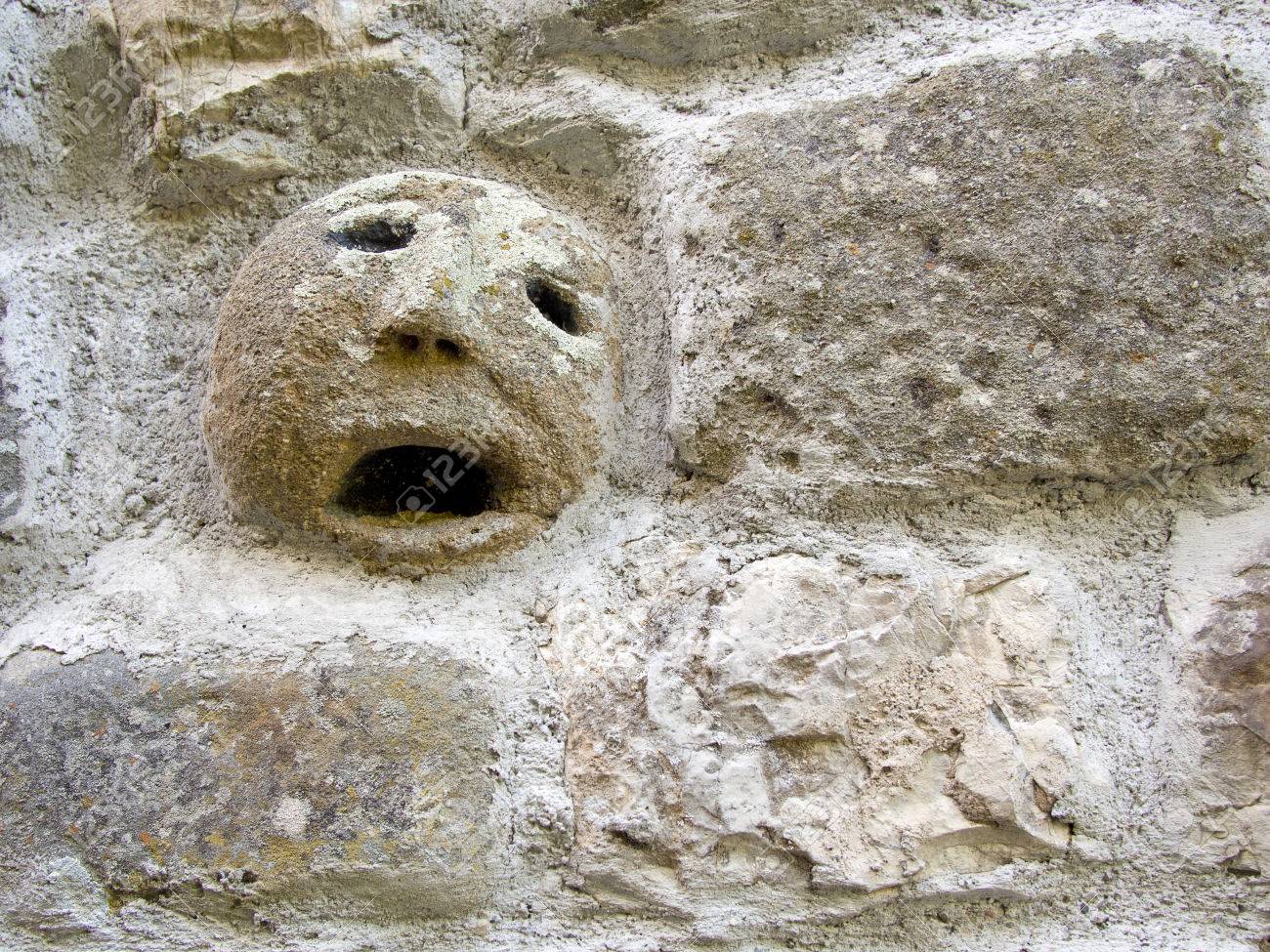 壁の醜い顔。Faccione。それは魔除けの意味を続けた Blieved に使用されます。の写真素材・画像素材 Image 46859766