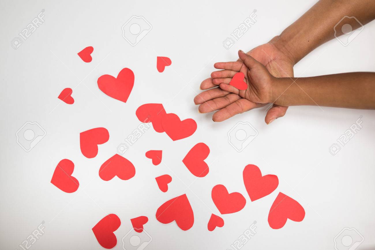 Madre E Hijas Manos Sobre Fondo Blanco Corazones De Papel Rojo